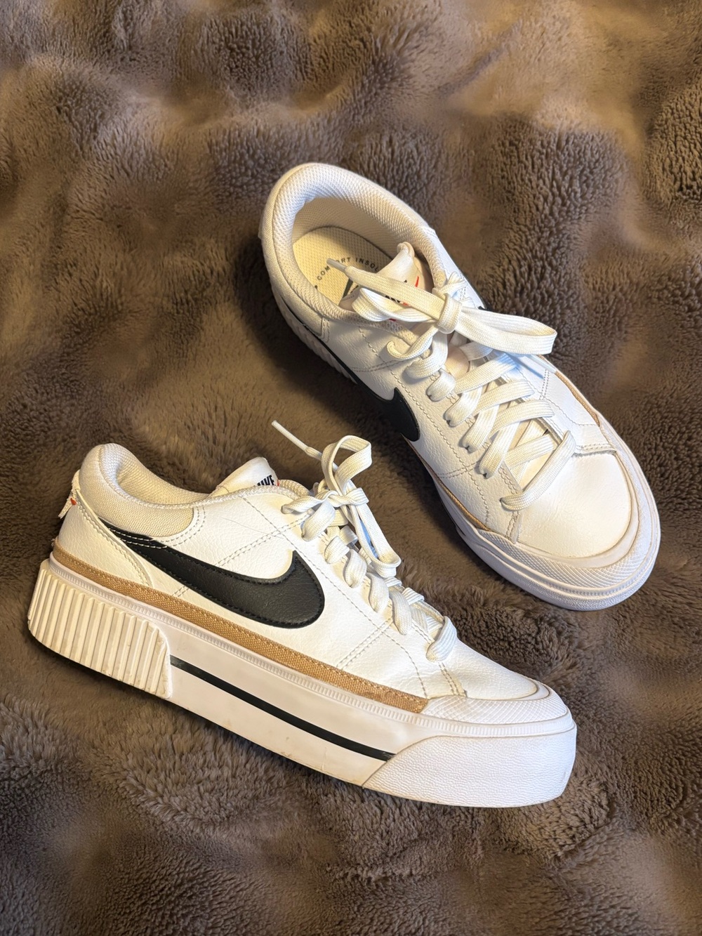 Nike, “Court legacy lift” sneakers